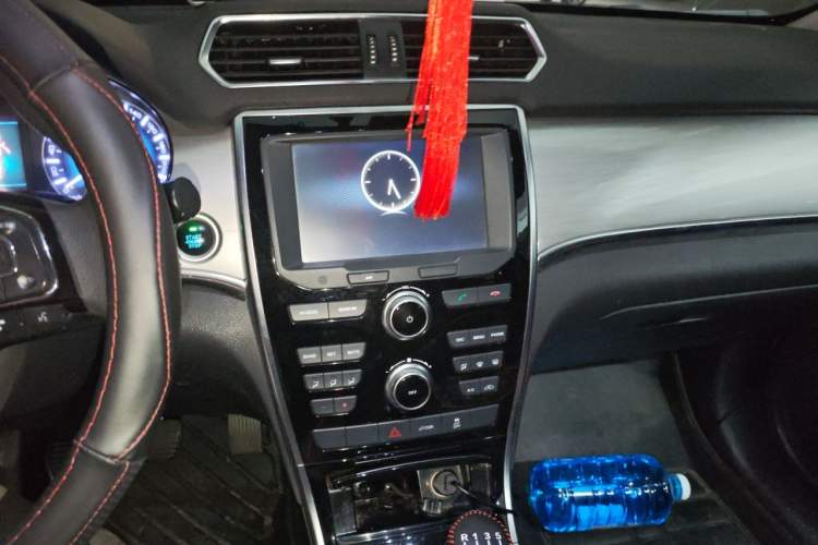 Used Haval H2 2018 Chuanxiang Edition Red Badge 1.5T Manual Two-Wheel Drive Fashionable Model Audio And AC Panel