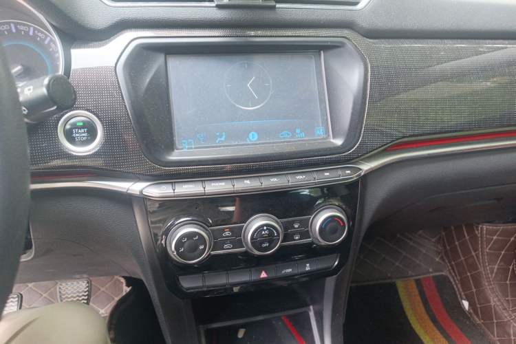 Used Haval H2 2018 Chuanxiang Edition Blue Badge 1.5T Manual Two-Wheel Drive Fashionable Model Audio And AC Panel
