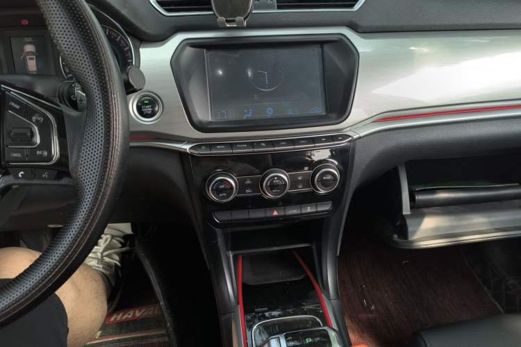 Used Haval H2 2018 Chuanxiang Edition Blue Badge 1.5T Dual-Clutch Two-Wheel Drive Fashionable Model Audio And AC Panel