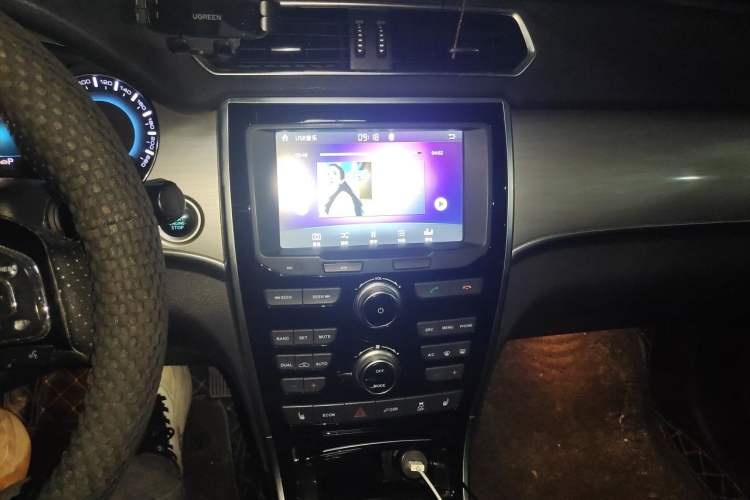Used Haval H2 2018 Red-Label 1.5T Dual-Clutch Two-Wheel-Drive Luxury Model Audio And AC Panel