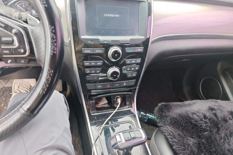 Used Haval H2 2018 Red-Label 1.5T Dual-Clutch Two-Wheel-Drive Elite Model Audio And AC Panel