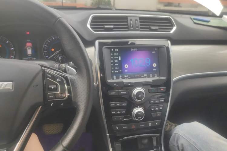 Used Haval H2 2018 Red-Label 1.5T Dual-Clutch Two-Wheel-Drive Luxury Model Audio And AC Panel