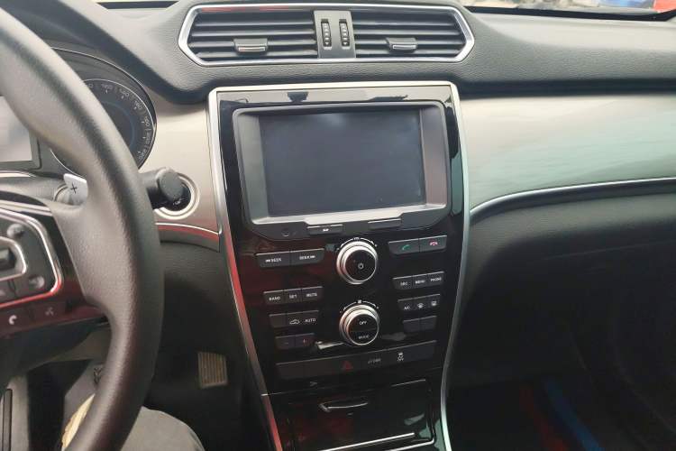 Used Haval H2 2018 Chuanxiang Edition Red Badge 1.5T Dual-Clutch Two-Wheel Drive Fashionable Model Audio And AC Panel