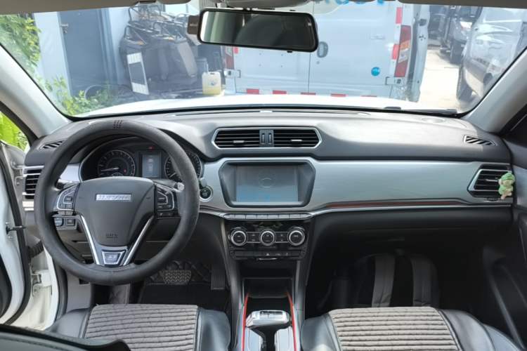 Used Haval H2 2018 1.5T Dual-Clutch Two-Wheel Drive Fashion Model China VI Standard Center Console