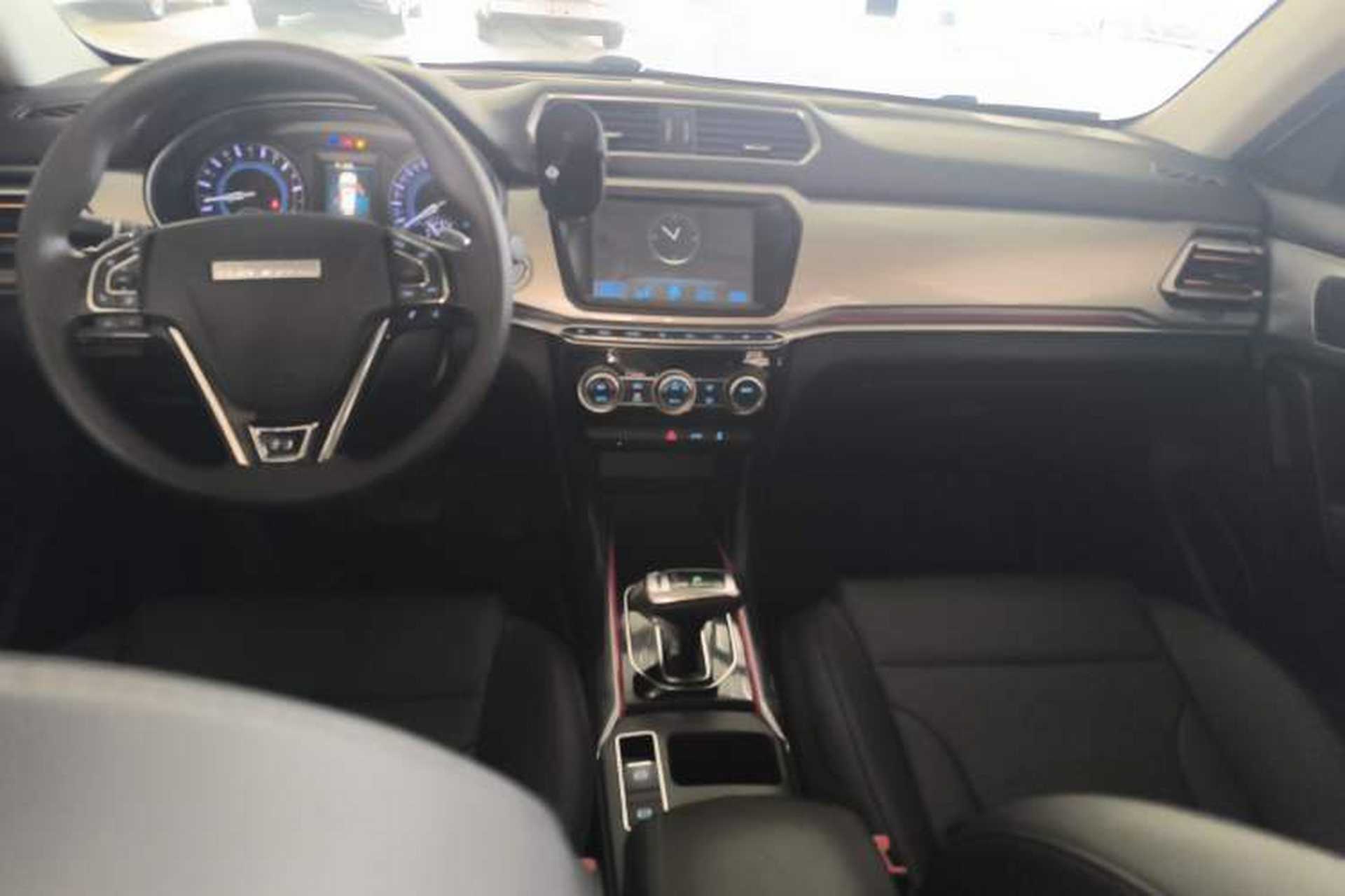 Used Haval H2 2018 Chuanxiang Edition Blue Badge 1.5T Dual-Clutch Two-Wheel Drive Fashionable Model Center Console