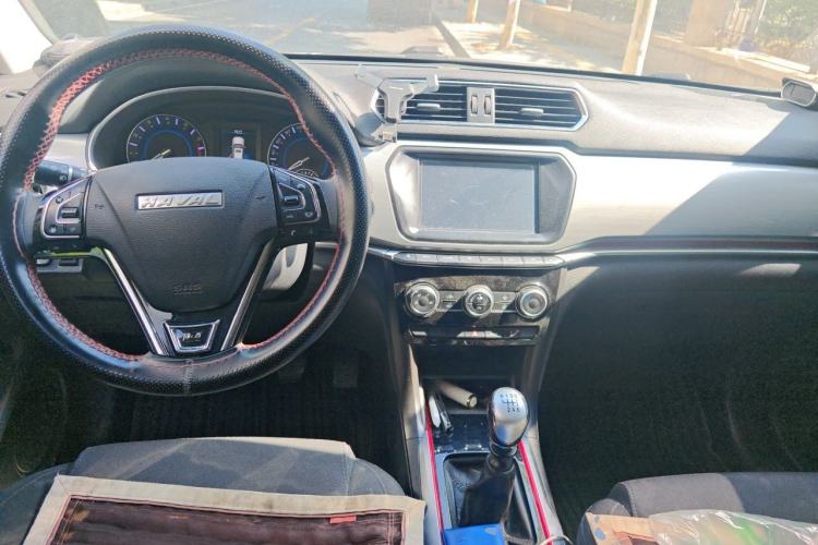 Used Haval H2 2018 1.5T Manual Two-Wheel Drive Fashion Edition China VI Center Console