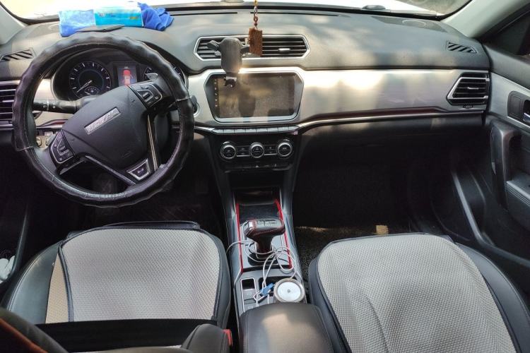 Used Haval H2 2018 Chuanxiang Edition Blue Badge 1.5T Dual-Clutch Two-Wheel Drive Fashionable Model Center Console
