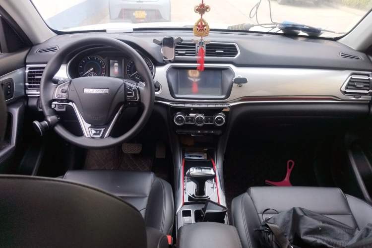 Used Haval H2 2018 1.5T Dual-Clutch Two-Wheel Drive Fashion Model China VI Standard Center Console
