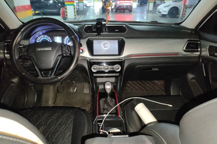 Used Haval H2 2018 Chuanxiang Edition Blue Badge 1.5T Manual Two-Wheel Drive Fashionable Model Center Console