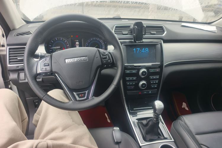 Used Haval H2 2018 Red-Label 1.5T Manual Two-Wheel Drive Elite Model Center Console