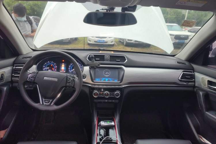 Used Haval H2 2018 Chuanxiang Edition Blue Badge 1.5T Dual-Clutch Two-Wheel Drive Fashionable Model Center Console
