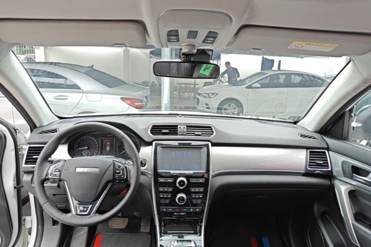 Used Haval H2 2018 Red-Label 1.5T Dual-Clutch Two-Wheel-Drive Luxury Model Center Console