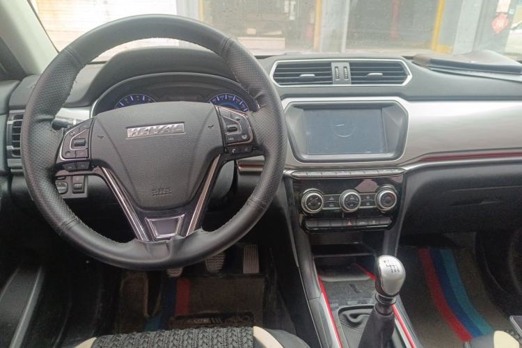 Used Haval H2 2018 Chuanxiang Edition Blue Badge 1.5T Manual Two-Wheel Drive Fashionable Model Center Console