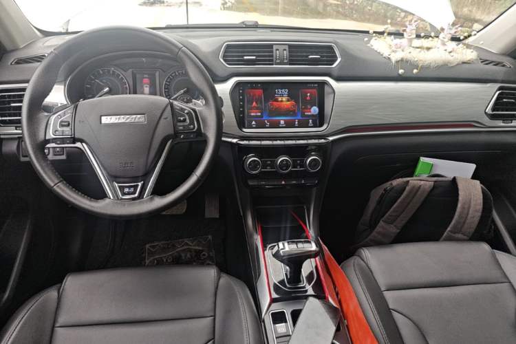 Used Haval H2 2018 Blue-Label 1.5T Dual-Clutch Two-Wheel-Drive Luxury Model Center Console