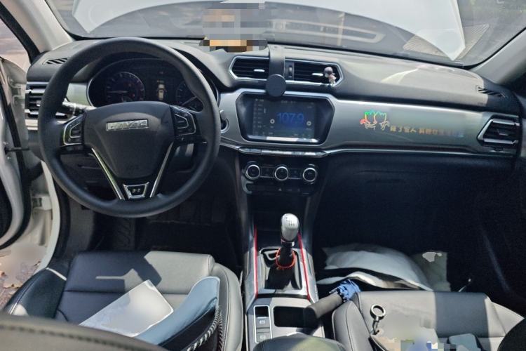Used Haval H2 2018 Chuanxiang Edition 1.5T Manual Two-Wheel Drive Fashion Model China V Standard Center Console