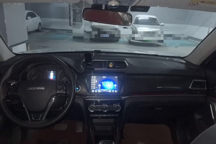 Used Haval H2 2018 Blue Label 1.5T Dual-Clutch Two-Wheel-Drive Elite Model Center Console