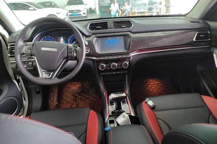 Used Haval H2 2018 Blue-Label 1.5T Dual-Clutch Two-Wheel-Drive Luxury Model Center Console
