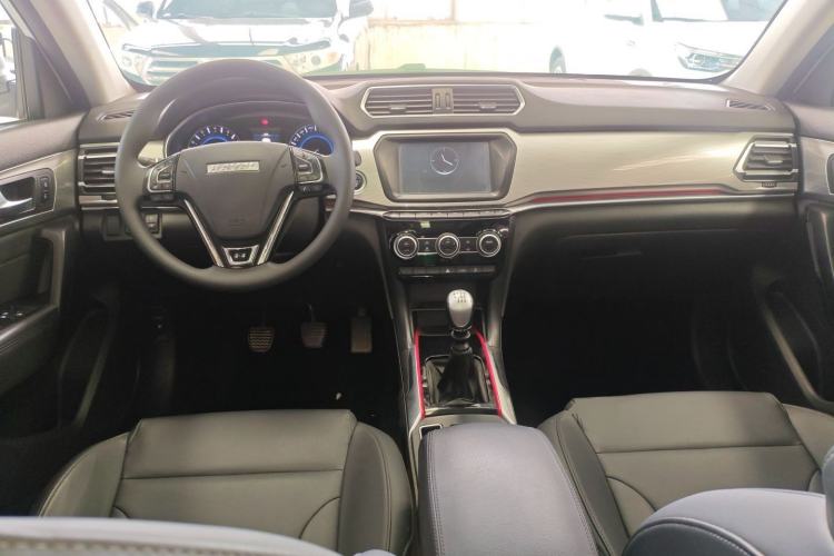 Used Haval H2 2018 1.5T Manual Two-Wheel Drive Luxury Model China VI Standard Center Console