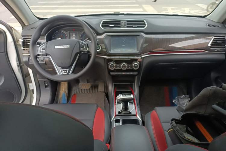Used Haval H2 2018 1.5T Dual-Clutch Two-Wheel Drive Fashion Model China VI Standard Center Console