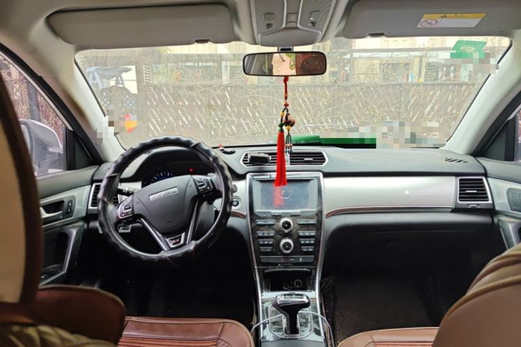 Used Haval H2 2018 Chuanxiang Edition Red Badge 1.5T Dual-Clutch Two-Wheel Drive Fashionable Model Center Console