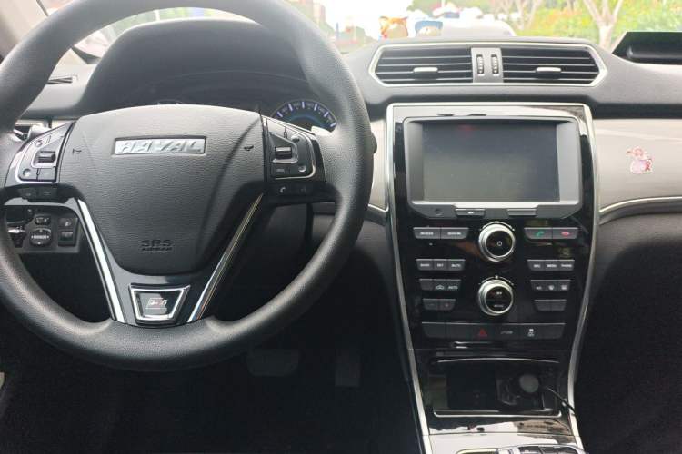 Used Haval H2 2018 Chuanxiang Edition Red Badge 1.5T Dual-Clutch Two-Wheel Drive Fashionable Model Center Console