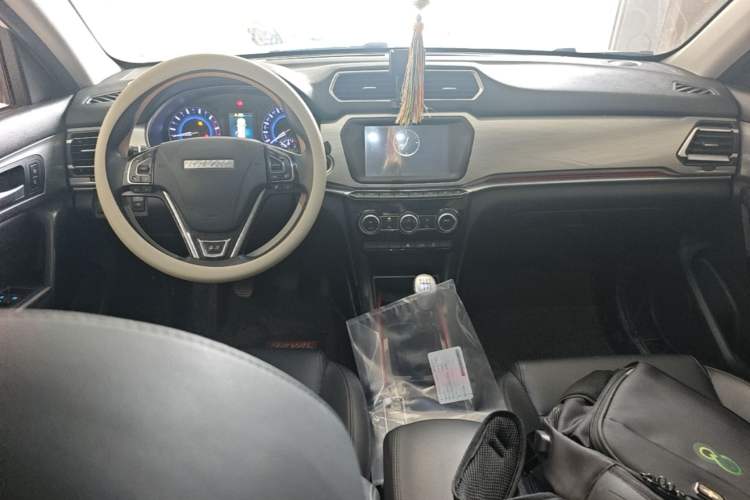 Used Haval H2 2018 Chuanxiang Edition Blue Badge 1.5T Manual Two-Wheel Drive Fashionable Model Center Console