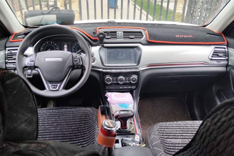 Used Haval H2 2018 Chuanxiang Edition 1.5T Dual-Clutch Two-Wheel Drive Fashion Model China V Standard Center Console