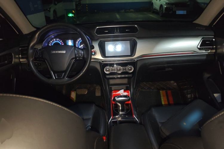 Used Haval H2 2018 Chuanxiang Edition Blue Badge 1.5T Dual-Clutch Two-Wheel Drive ZhiShang Model Center Console