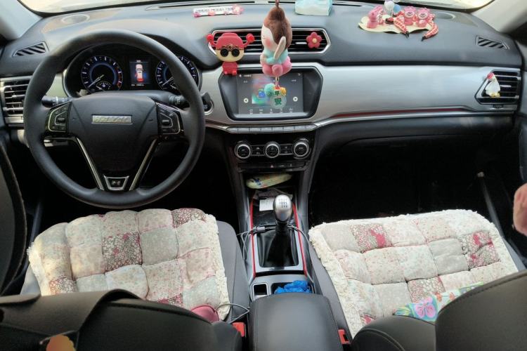 Used Haval H2 2018 Chuanxiang Edition Blue Badge 1.5T Manual Two-Wheel Drive Fashionable Model Center Console
