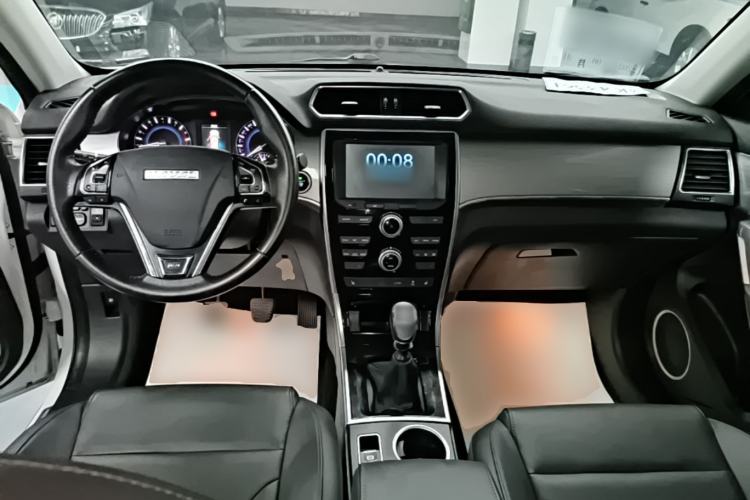 Used Haval H2 2018 Red-Label 1.5T Manual Two-Wheel Drive Luxury Model Center Console