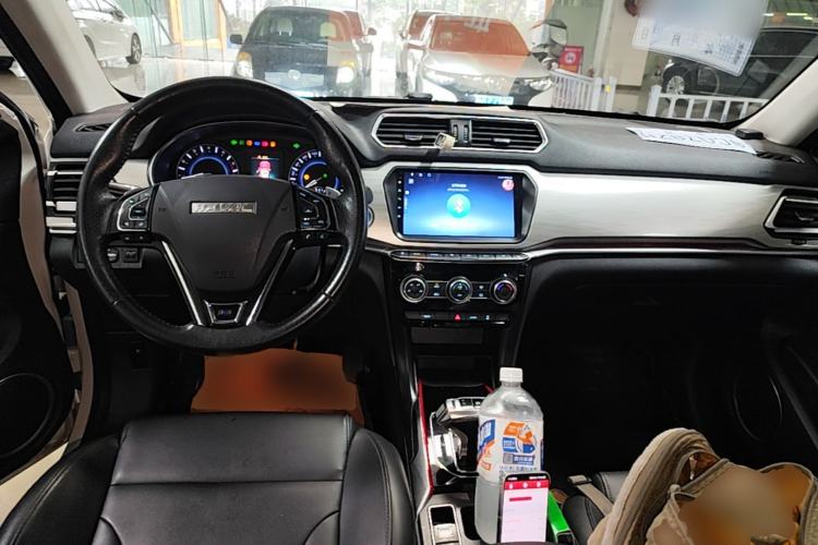 Used Haval H2 2018 Blue-Label 1.5T Dual-Clutch Two-Wheel-Drive Luxury Model Center Console
