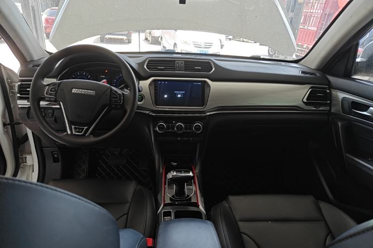 Used Haval H2 2018 Chuanxiang Edition Blue Badge 1.5T Dual-Clutch Two-Wheel Drive Fashionable Model Center Console