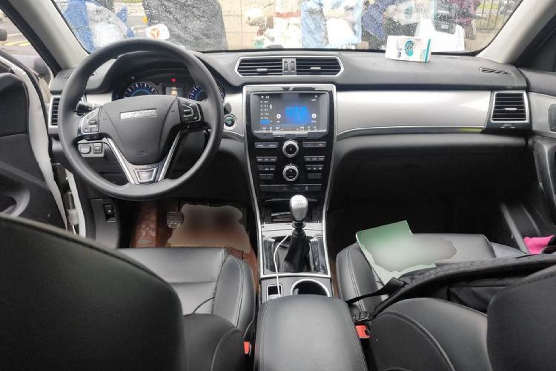 Used Haval H2 2018 Chuanxiang Edition Red Badge 1.5T Manual Two-Wheel Drive Fashionable Model Center Console