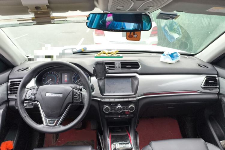 Used Haval H2 2018 Chuanxiang Edition Blue Badge 1.5T Dual-Clutch Two-Wheel Drive ZhiShang Model Center Console
