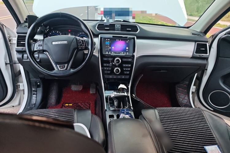 Used Haval H2 2018 Red-Label 1.5T Dual-Clutch Two-Wheel-Drive Elite Model Center Console