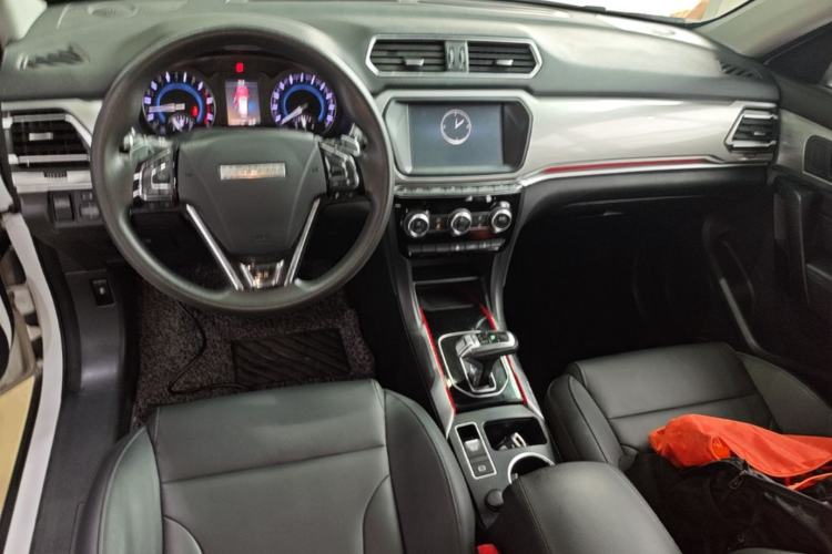 Used Haval H2 2018 1.5T Dual-Clutch Two-Wheel Drive Fashion Model China VI Standard Center Console