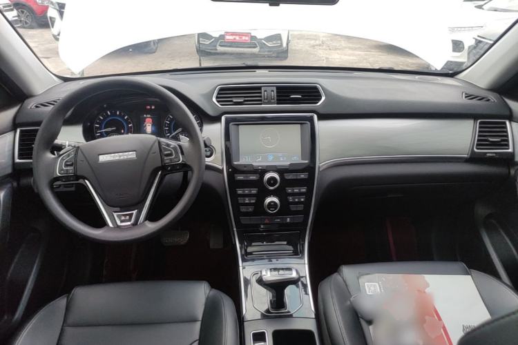 Used Haval H2 2018 Chuanxiang Edition Red Badge 1.5T Dual-Clutch Two-Wheel Drive Fashionable Model Center Console