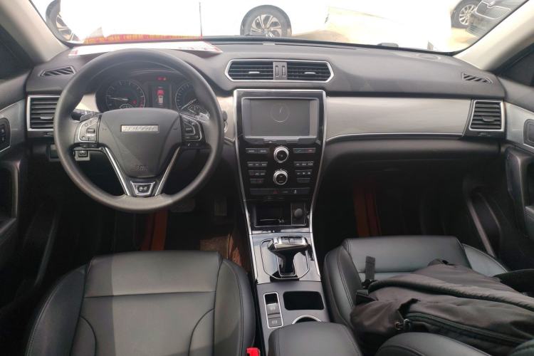 Used Haval H2 2018 1.5T Dual-Clutch Two-Wheel Drive Fashion Model China VI Standard Center Console