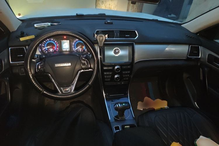 Used Haval H2 2018 Chuanxiang Edition 1.5T Dual-Clutch Two-Wheel Drive Fashion Model China V Standard Center Console