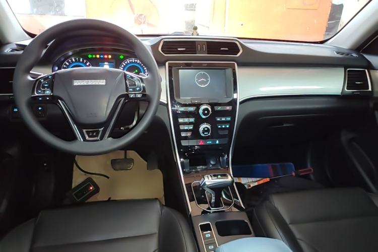 Used Haval H2 2018 1.5T Dual-Clutch Two-Wheel Drive Fashion Model China VI Standard Center Console