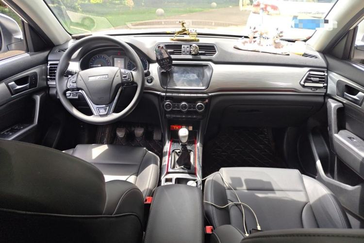Used Haval H2 2018 Chuanxiang Edition Blue Badge 1.5T Manual Two-Wheel Drive Fashionable Model Center Console