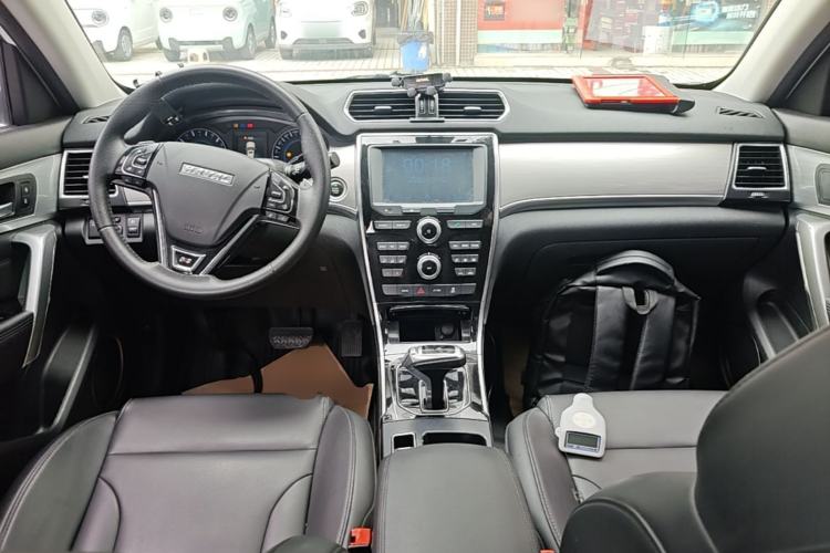 Used Haval H2 2018 Red-Label 1.5T Dual-Clutch Two-Wheel-Drive Elite Model Center Console