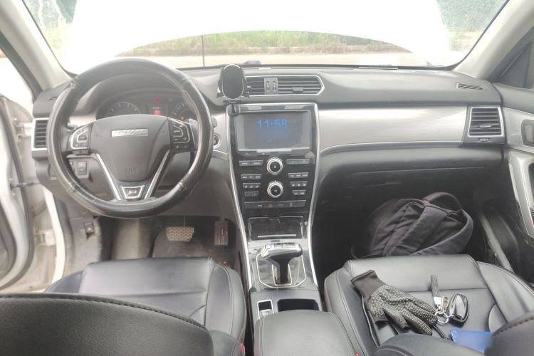 Used Haval H2 2018 Red-Label 1.5T Dual-Clutch Two-Wheel-Drive Elite Model Center Console
