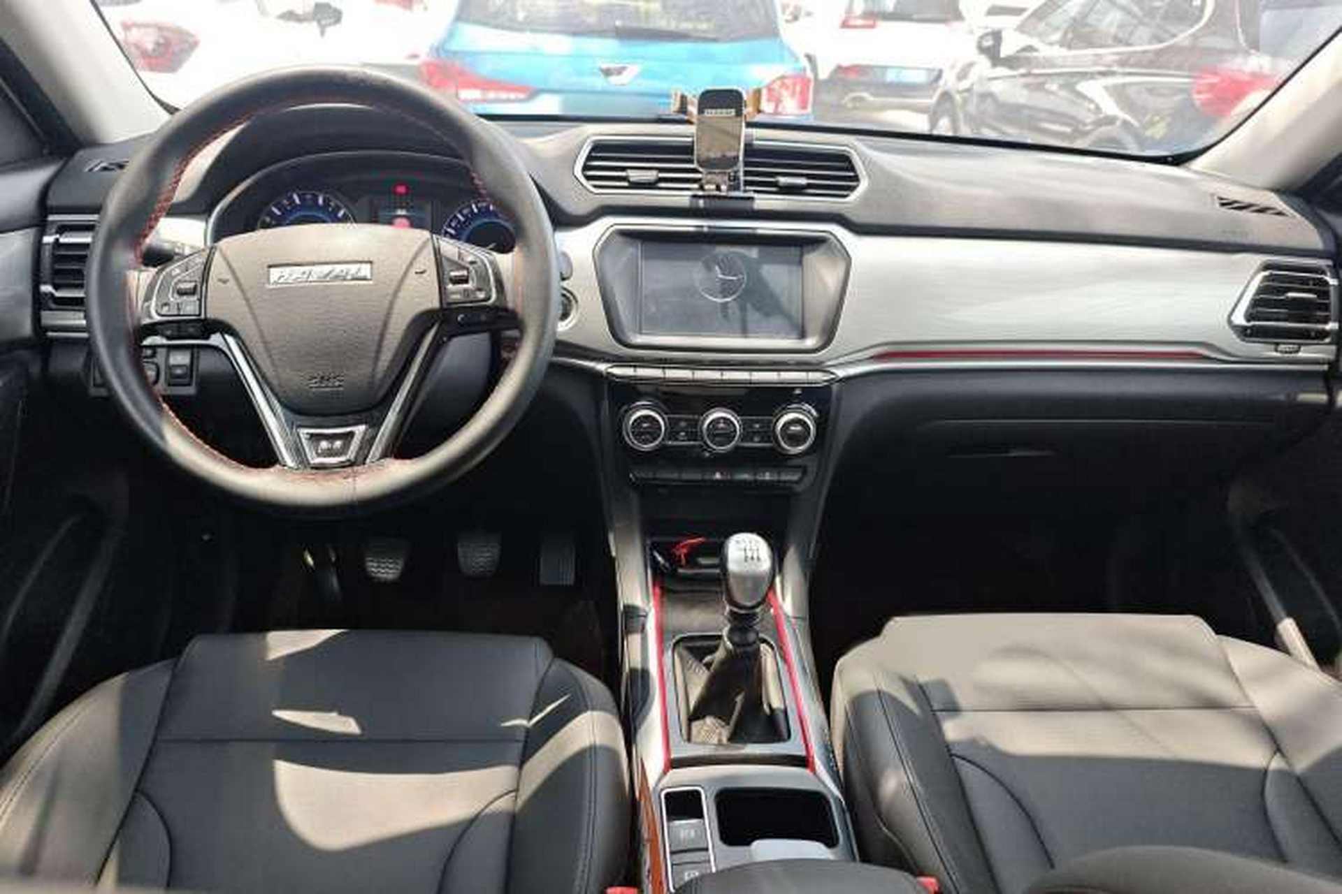 Used Haval H2 2018 1.5T Manual Two-Wheel Drive Luxury Model China VI Standard Center Console