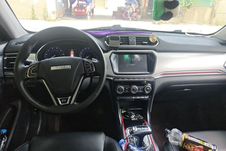 Used Haval H2 2018 Chuanxiang Edition Blue Badge 1.5T Dual-Clutch Two-Wheel Drive ZhiShang Model Center Console