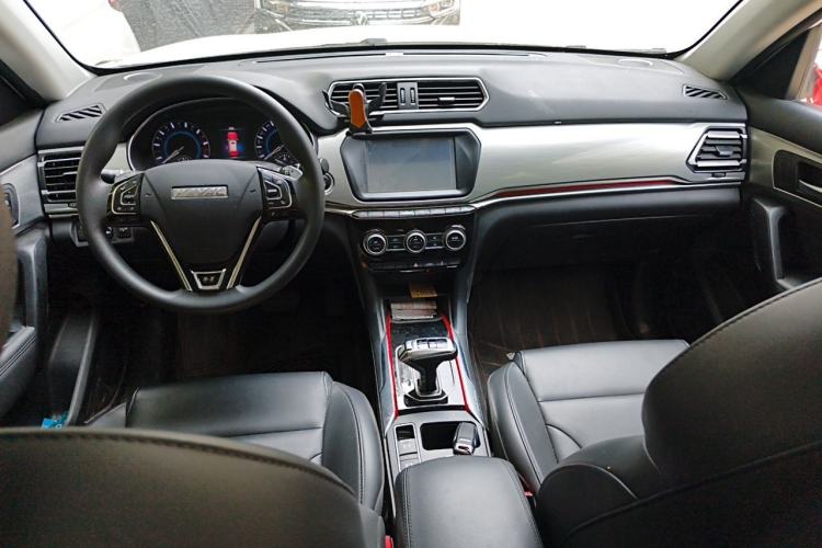 Used Haval H2 2018 1.5T Dual-Clutch Two-Wheel Drive Fashion Model China VI Standard Center Console