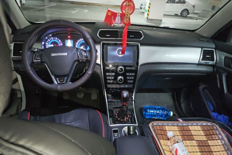 Used Haval H2 2018 Chuanxiang Edition Red Badge 1.5T Manual Two-Wheel Drive Fashionable Model Center Console