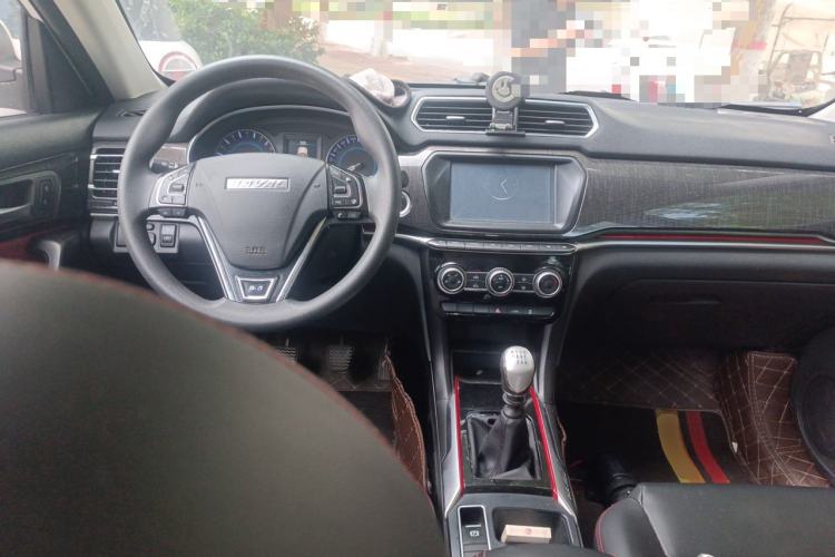 Used Haval H2 2018 Chuanxiang Edition Blue Badge 1.5T Manual Two-Wheel Drive Fashionable Model Center Console