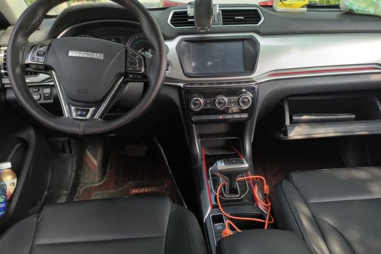 Used Haval H2 2018 Chuanxiang Edition Blue Badge 1.5T Dual-Clutch Two-Wheel Drive Fashionable Model Center Console