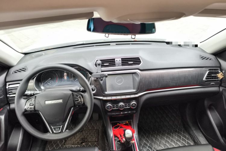 Used Haval H2 2018 Chuanxiang Edition 1.5T Manual Two-Wheel Drive Fashion Model China V Standard Center Console